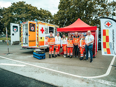 Gruppenfoto Rettungswagen Ausbildungsmesse