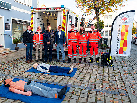 Gruppenfoto Rettungswagen Welt-Reanimations-Tag