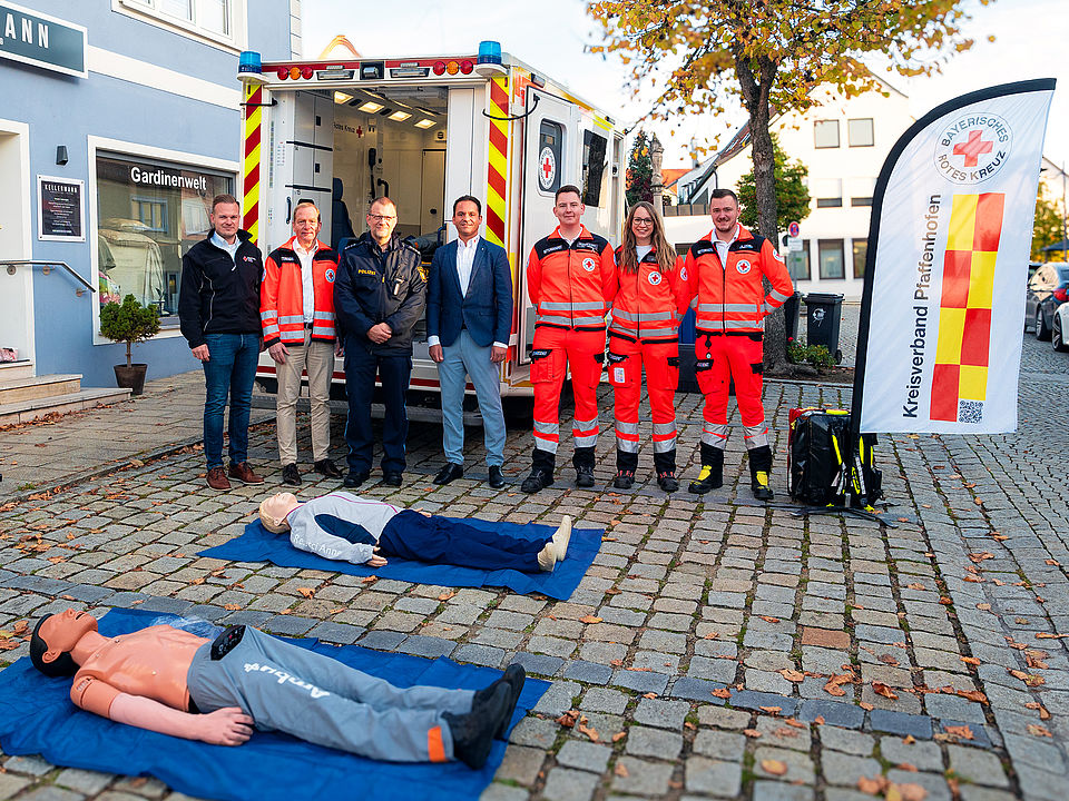 Gruppenfoto Rettungswagen Welt-Reanimations-Tag